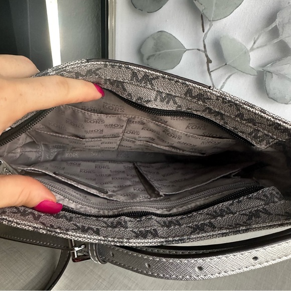 NWT Michael Kors logo shoulder crossbody bag - Picture 4 of 4